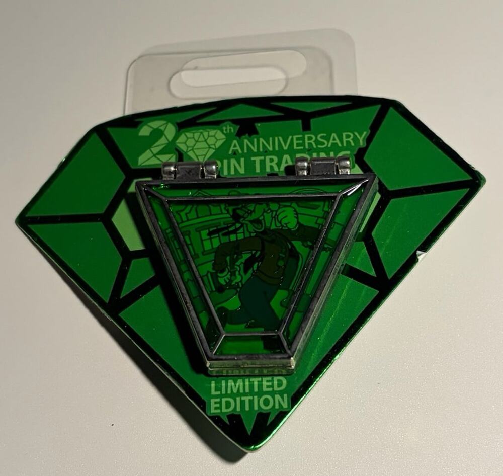2020 Disney Store 20th Anniversary LE Pin Trading Emerald Green Pin; Goofy.